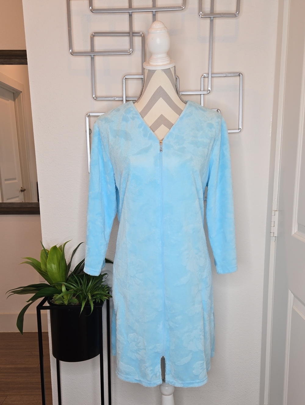 Miss Elaine Relax Baby Blue Floral Embossed Terry Cloth Zip Front Robe Women's M